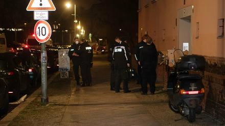 Polizisten stehen an einem Haus in Schöneberg. Dort war es in einem Innenhof zu einer Explosion gekommen. 