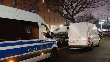 Einsatzfahrzeuge stehen an einem Haus in Schöneberg. Dort war es in einem Innenhof zu einer Explosion gekommen.