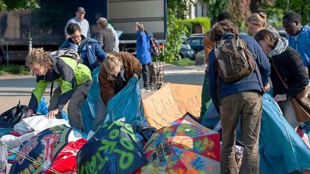 Am frühen Donnerstagmorgen mussten die Flüchtlinge und ihre Unterstützer die Schlafsachen zusammenpacken und in einen Laster bringen.
