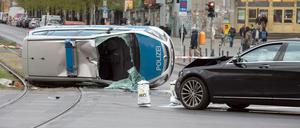 Der umgekippte Streifenwagen liegt nach dem Zusammenstoß mit einem Mercedes auf einem Grünstreifen am Frankfurter Tor. 