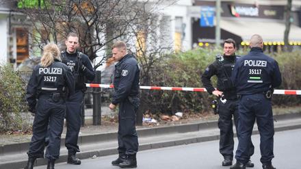 Polizisten suchen am Kottbusser Damm nach Spuren. Bei einer Verkehrskontrolle in Berlin wurde am Mittwoch ein Polizist angefahren.