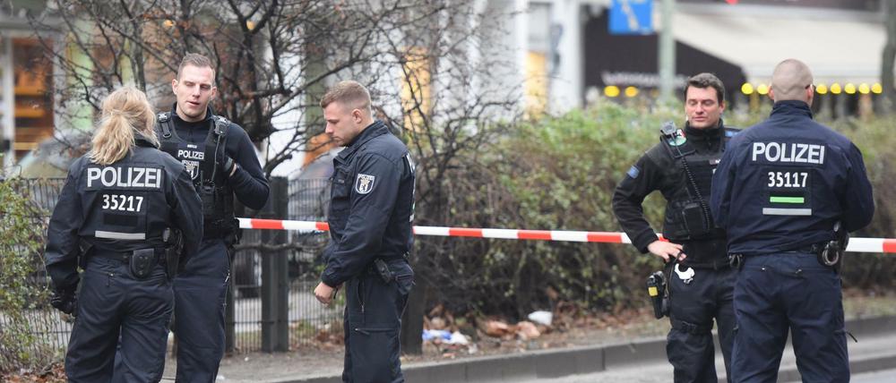 Polizisten suchen am Kottbusser Damm nach Spuren. Bei einer Verkehrskontrolle in Berlin wurde am Mittwoch ein Polizist angefahren.