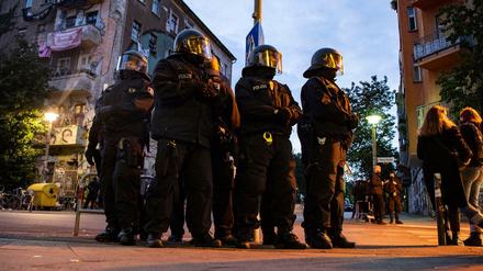 Polizisten sind in der Rigaer Straße im Einsatz. (Symbolbild)