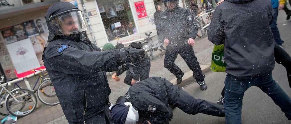 Bei der Spontandemo am Hermannplatz kam es zu Auseinandersetzungen zwischen Polizei und Demonstranten.