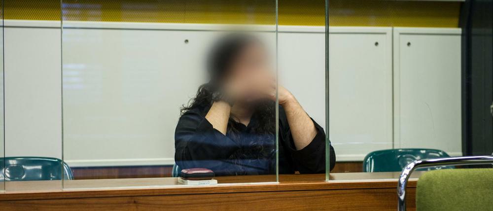 Fatih K. wartet hinter Panzerglas auf das Urteil des Gerichts.