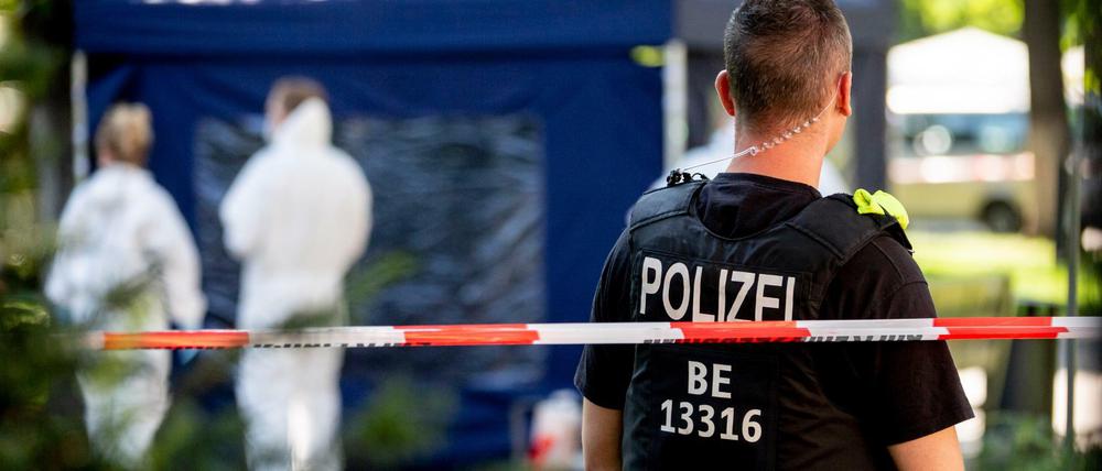 Ein Polizeibeamter sichert nach dem Mord im August 2019 den Tatort im Kleinen Tiergarten.
