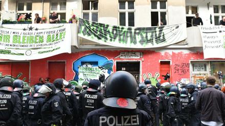 Polizeibeamte stehen am 29.06.2017 in Berlin auf der Friedelstraße vor dem Haus Nr. 54.