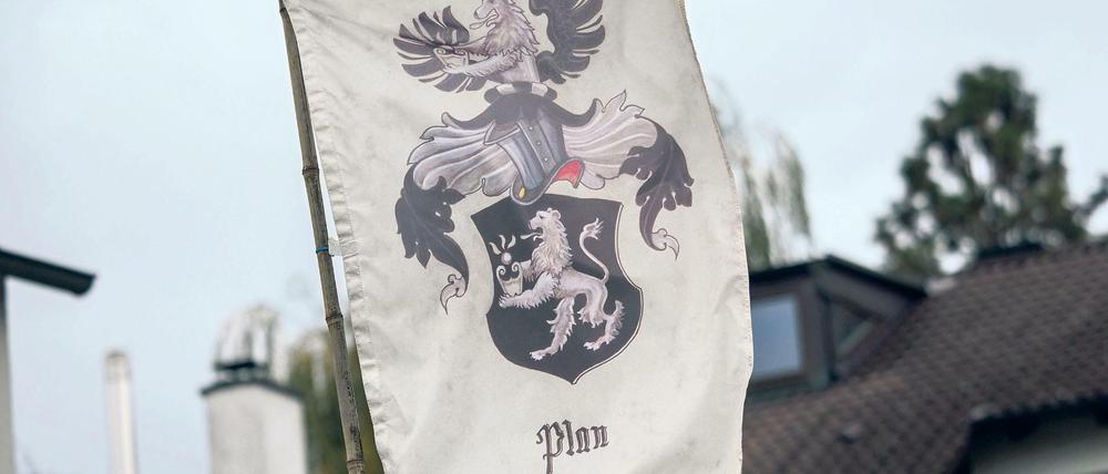 Eine Reichsbürger-Flagge mit der Aufschrift "Plan".