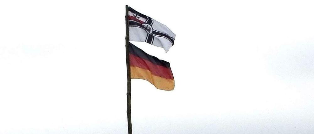 Die Polizei hat die Reichskriegsflagge am Flughafensee entfernt.