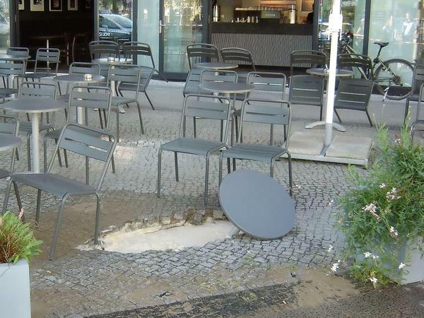 Drei Wochen soll die Reparatur des kaputten Wasserrohrs dauern - dafür wird die Einmündung der Feuerbachstraße in die Schloßstraße gesperrt.