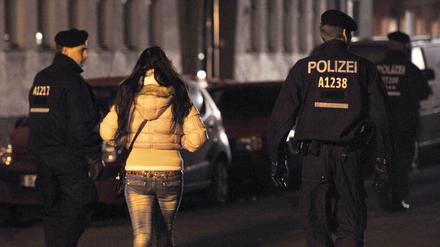 Die Berliner Polizei hat erfolgreich im Rotlichtmilieu ermittelt. Hier ein Bild von einer Razzia in der Kurfürstenstraße 2013.