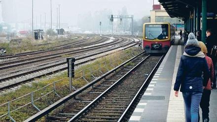 Die Oberleitung war gerissen und der Regionalexpress blieb nahe des S-Bahnhof Rummelsburg stehen. Die Fahrgäste mussten über die Gleise zum nächsten S-Bahnhof laufen.