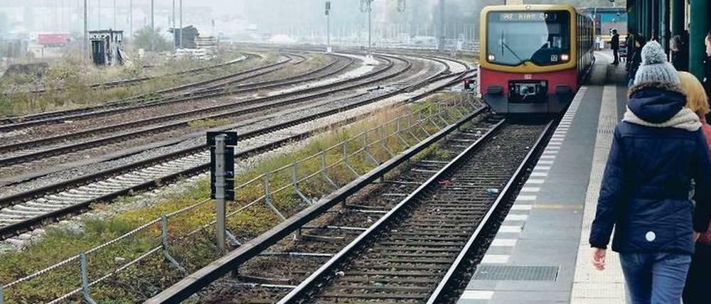 Die Oberleitung war gerissen und der Regionalexpress blieb nahe des S-Bahnhof Rummelsburg stehen. Die Fahrgäste mussten über die Gleise zum nächsten S-Bahnhof laufen.