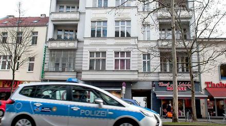 In der Schloßstraße in Steglitz wurde eine Frau tot in ihrer Wohnung gefunden.