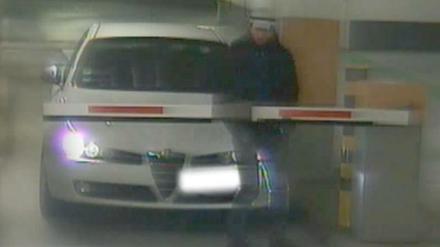 Beim Autoklau gefilmt: Dieser Mann wird von der Polizei gesucht.