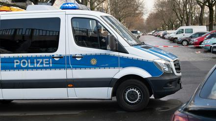 Ein Polizeiwagen steht quer zur Fahrbahn am Görlitzer Park. Nach ersten Informationen soll es dort bei einem Polizeieinsatz zu einer Schussabgabe durch einen Beamten gekommen sein.