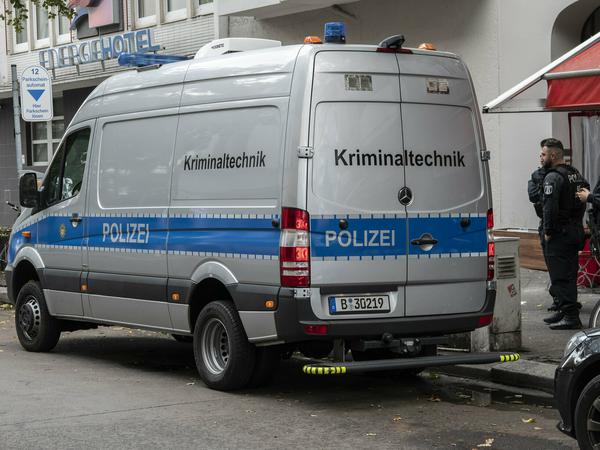 Ein Fahrzeug der Kriminaltechnik der Polizei steht an der Wielandstraße.