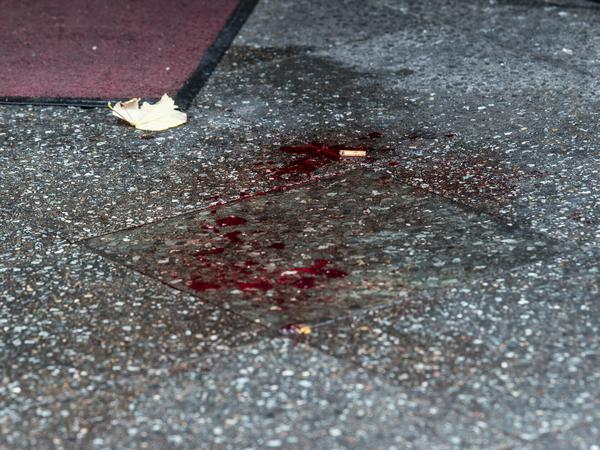 Ein großer Blutfleck ist auf dem Bürgersteig an der Wielandstraße zu sehen.