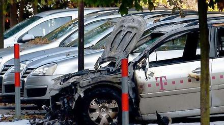 An der Landsberger Allee haben Unbekannte die Firmenautos der Telekom angezündet.