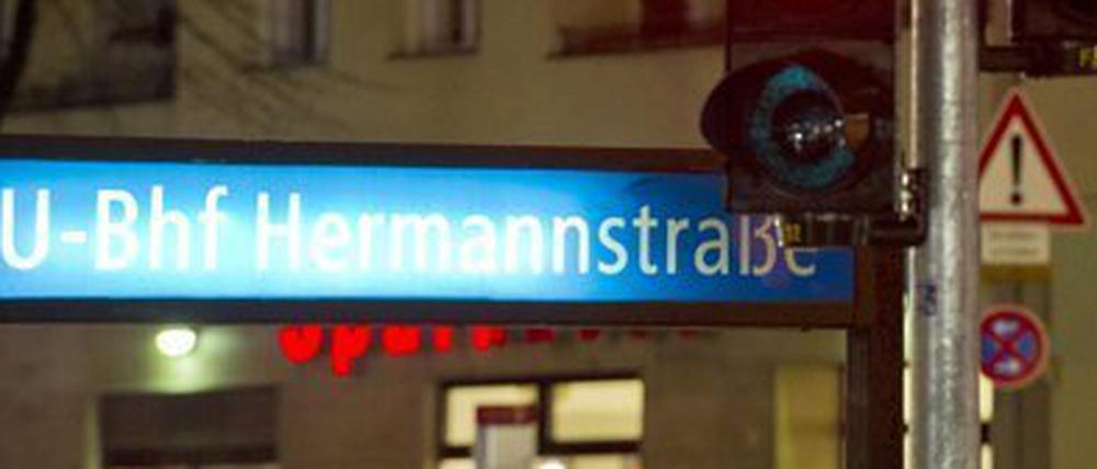 Der Eingang zum U-Bahnhof Hermannstraße in Berlin-Neukölln.