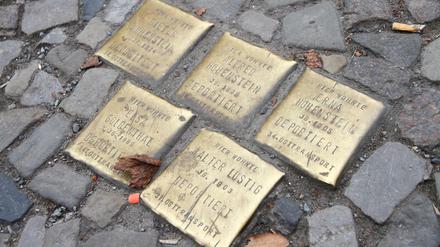 Solche Stolpersteine, wie hier an der Straßenecke Oranienstraße/Skalitzer Straße in Kreuzberg, wurden beschmiert.