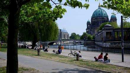 Der James-Simon-Park in Mitte, gegenüber der Berliner Dom.