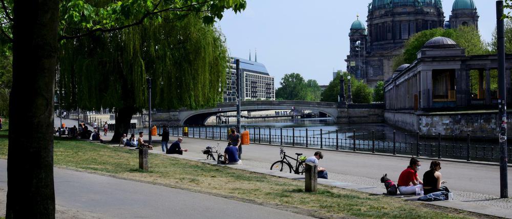 Der James-Simon-Park in Mitte, gegenüber der Berliner Dom.