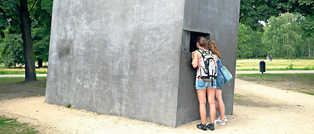 Schräger Betonquader: Das Denkmal für homosexuelle NS-Opfer im Tiergarten. Hinter dem Sichtfenster zeigen Filme sich küssende Männer- und Frauenpaare. 