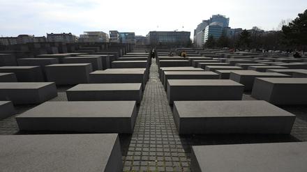 Was ist hier erlaubt - und was ist angemessen? Das Holocaust-Mahnmal in der Mitte Berlins.