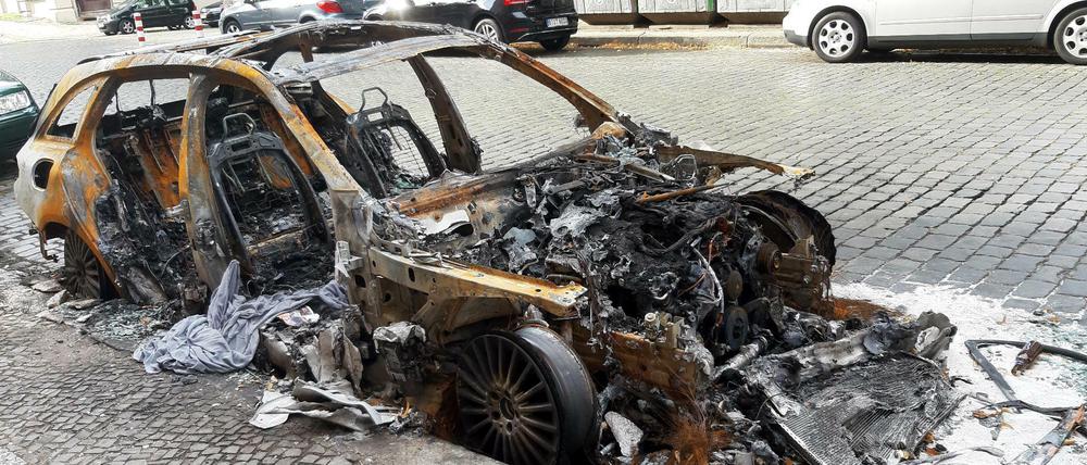 Auch am Chamissoplatz in Kreuzberg gingen Autos in Flammen auf. Die Polizei rechnet diese Brandstiftungen der Serie zu.
