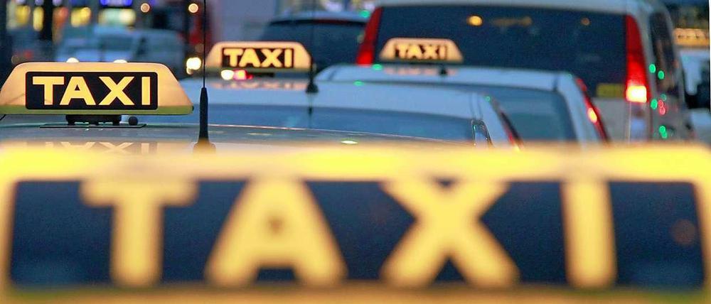Zwei Taxifahrer wurden in Berlin innerhalb kurzer Zeit ausgeraubt.