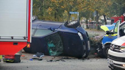 Bei dem Unfall mit dem Streifenwagen kippte der Audi auf die Seite.