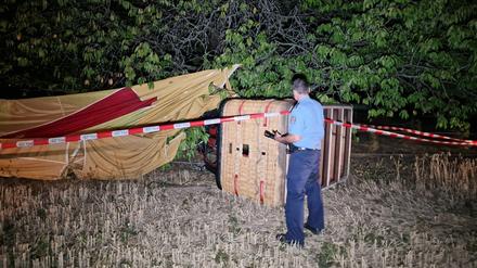 Bei einem Unfall mit einem Heißluftballon ist am Montagabend ein Mann in Beelitz (Landkreis Potsdam-Mittelmark) ums Leben gekommen.