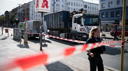 Polizeibeamte sperren nach einem Unfall eine Kreuzung in Schöneberg. Bei dem Verkehrsunfall ist eine Fußgängerin getötet worden.