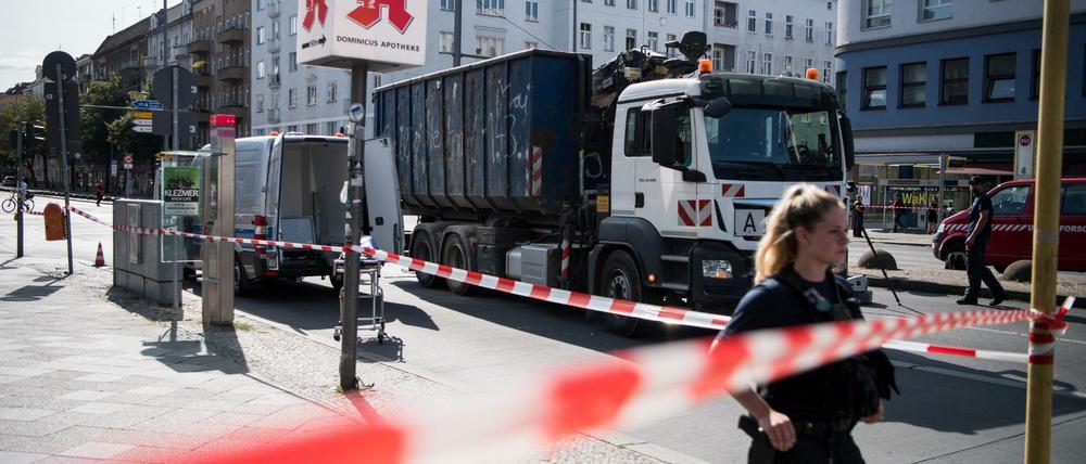 Polizeibeamte sperren nach einem Unfall eine Kreuzung in Schöneberg. Bei dem Verkehrsunfall ist eine Fußgängerin getötet worden.