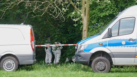 Die Spurensicherung der Polizei in einem Waldstück im Treptower Park. Dort wurde am Nachmittag eine männliche Leiche gefunden.