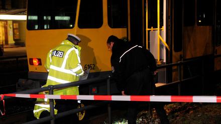 Polizisten und ein Mitarbeiter der BVG untersuchen die in den Unfall verwickelte Trambahn der Linie 50.