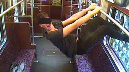 Mit voller Kraft: So hielt die Überwachungskamera in der U-Bahn den jungen Mann beim Randalieren fest.