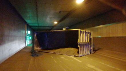 Lkw im Flughafentunnel umgekippt.