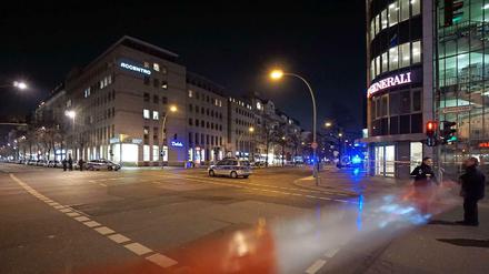 Die Kreuzung von Lietzenburger und Uhlandstraße ist gesperrt. Ringsum staut sich der Verkehr massiv.