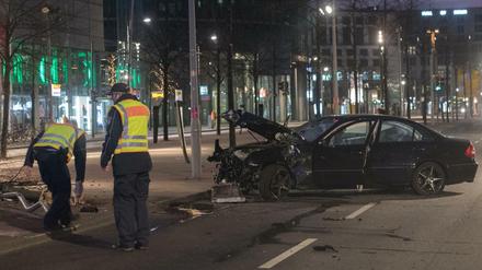 Der schwer beschädigte Mercedes an der Unfallstelle in der Potsdamer Straße. 