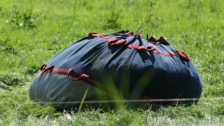 Der bereits verpackte Ballon liegt auf einem Feld bei Kremmen (Brandenburg). 