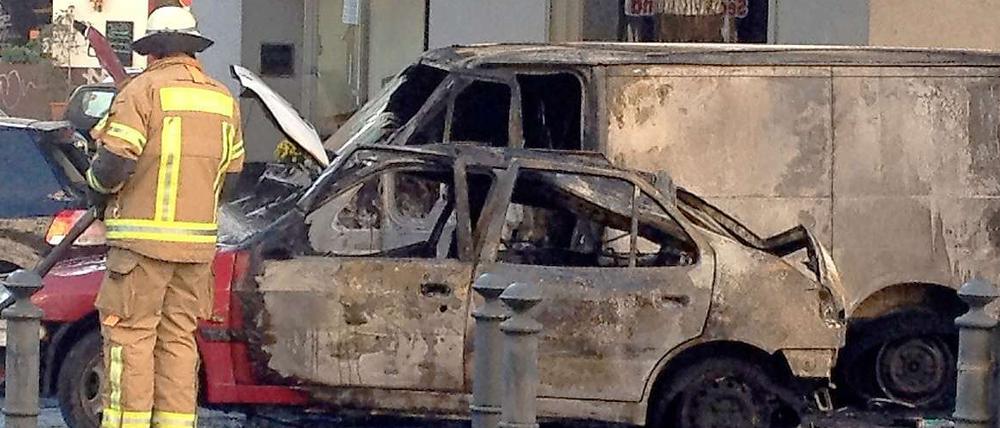 In Schöneberg hat sich am Samstag ein Wagen mit sechs Insassen überschlagen und ist ausgebrannt - zwei Menschen wurden schwer verletzt.