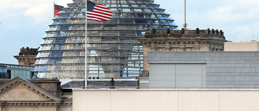 Die US-Botschaft am Pariser Platz vor dem Reichstag.