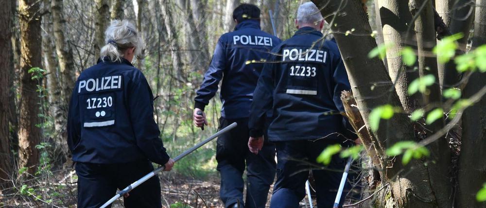 Polizeibeamte suchen in einem Waldgebiet bei Brieselang nach Spuren der vermissten Georgine Krüger.