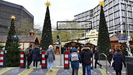 Schon seit Beginn des Weihnachtsmarktes eingerichtet: ein Einlasssystem am Breitscheidplatz.