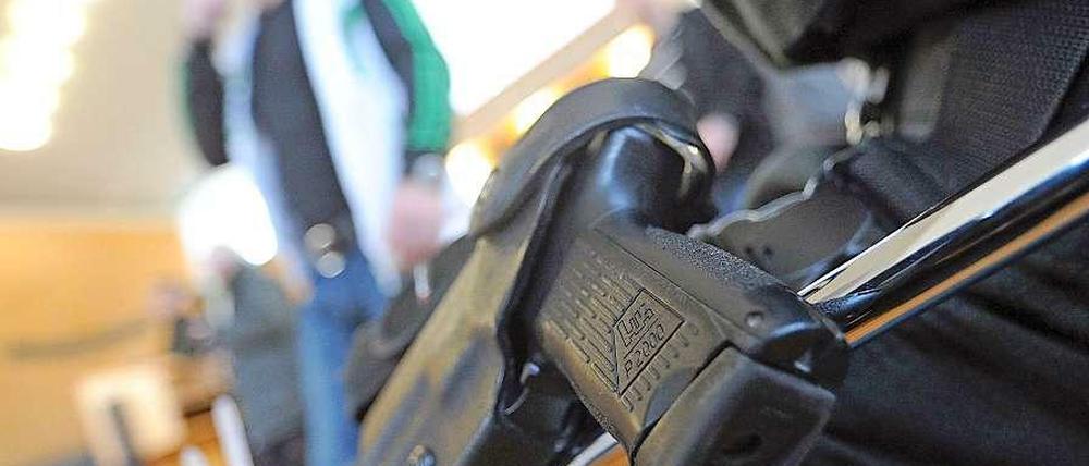 Täglicher Begleiter der Polizisten in Berlin: ihre Dienstwaffe. Nun hat ein Polizist seine Waffe auf einer Tankstellen-Toilette vergessen.