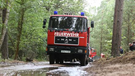 In der Lieberoser Heide kämpfen Einsatzkräfte gegen einen Waldbrand.