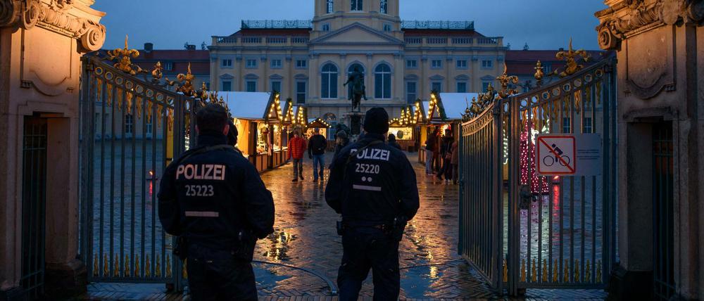 Polizeibeamte sind auf Weihnachtsmärkten präsent. Am Sonntag suchten sie konkret nach Munition und Waffen.