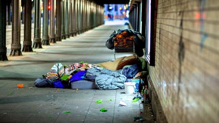 Nachts unter den Brücken - ein Obdachlosenlager.